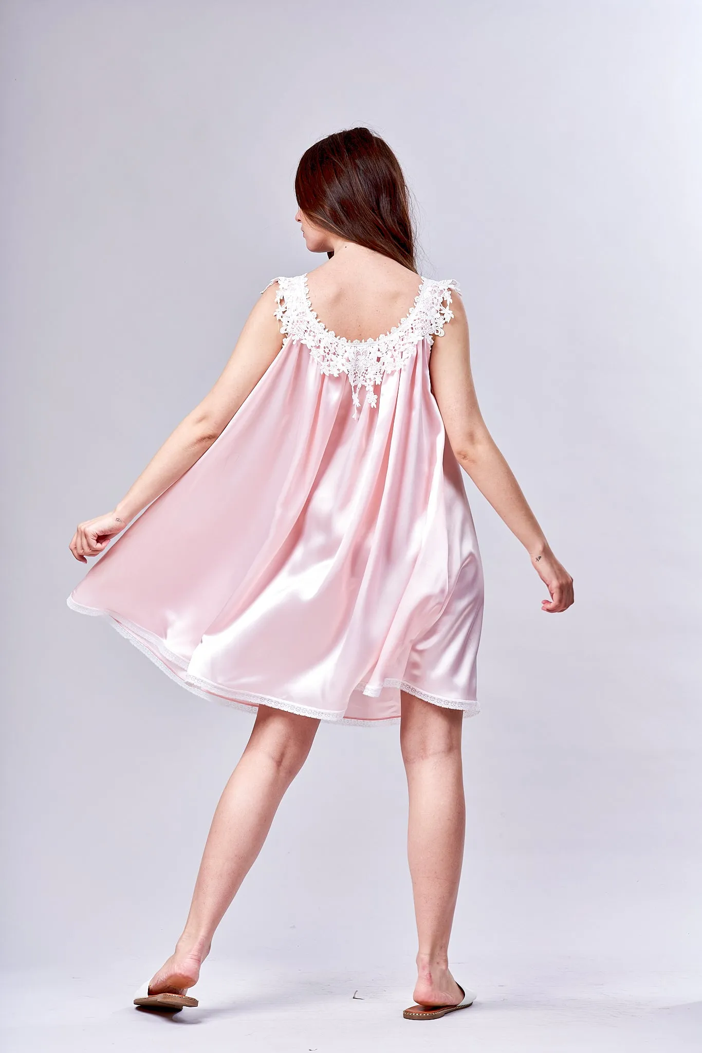 4006 -  Short gown with Venice lace