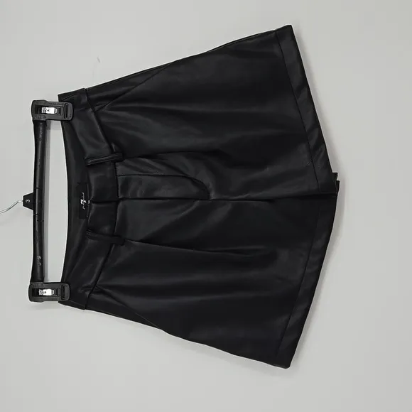 7 For All Mankind Black Women's Faux Leather Pleated Shorts Size XS