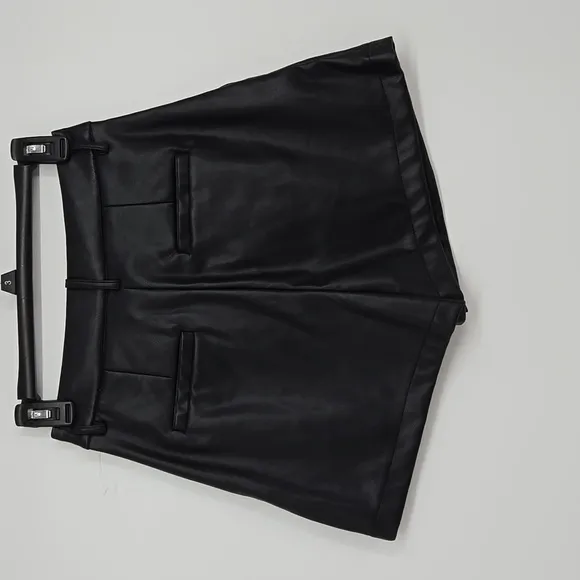 7 For All Mankind Black Women's Faux Leather Pleated Shorts Size XS