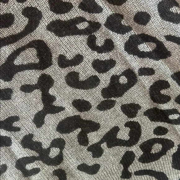 Apt 9 Gray Leopard Print Women's Top Size Small