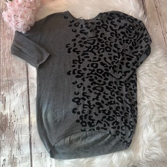 Apt 9 Gray Leopard Print Women's Top Size Small