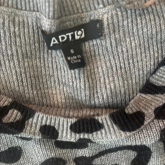 Apt 9 Gray Leopard Print Women's Top Size Small