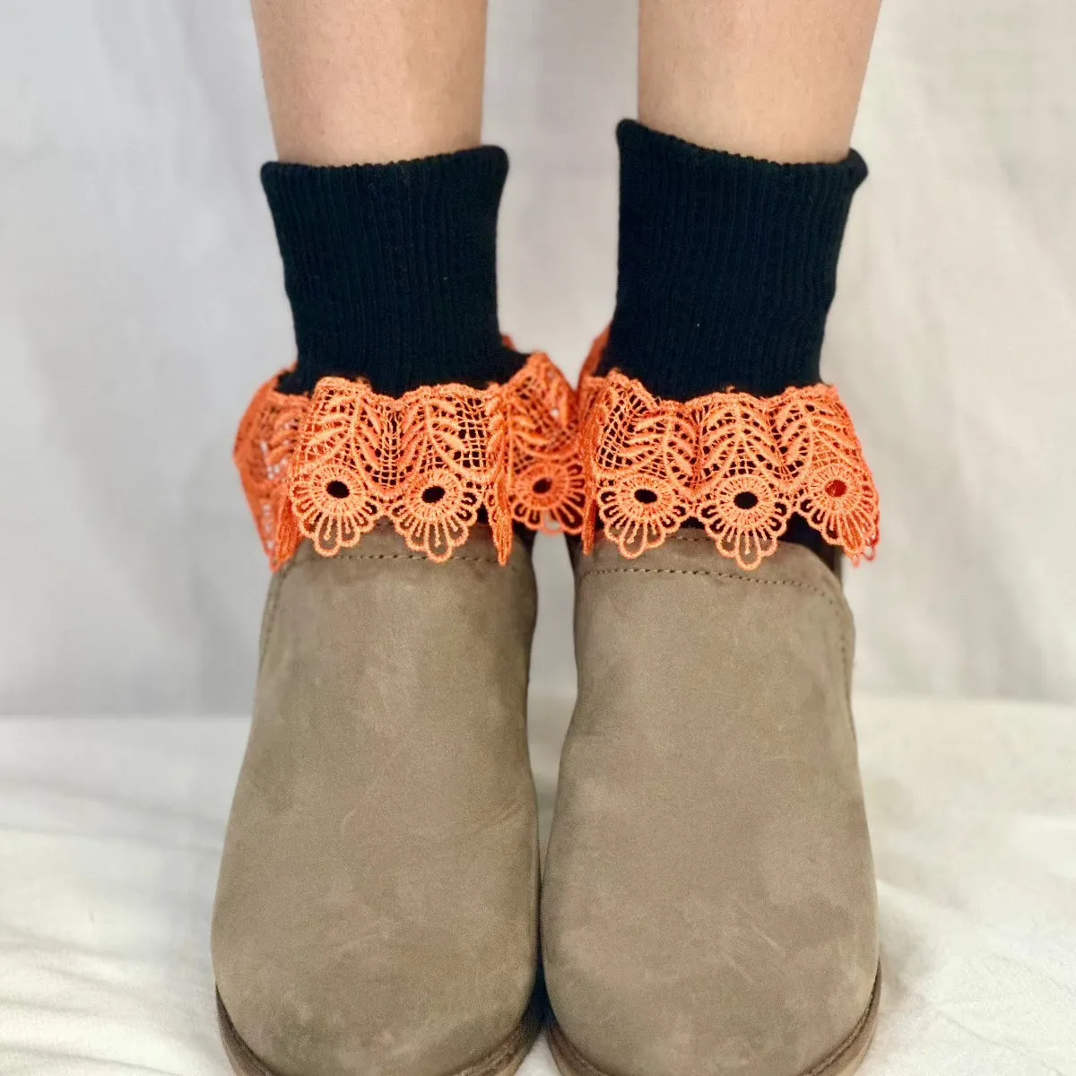 BLOSSOM  lace cuff socks - black / orange