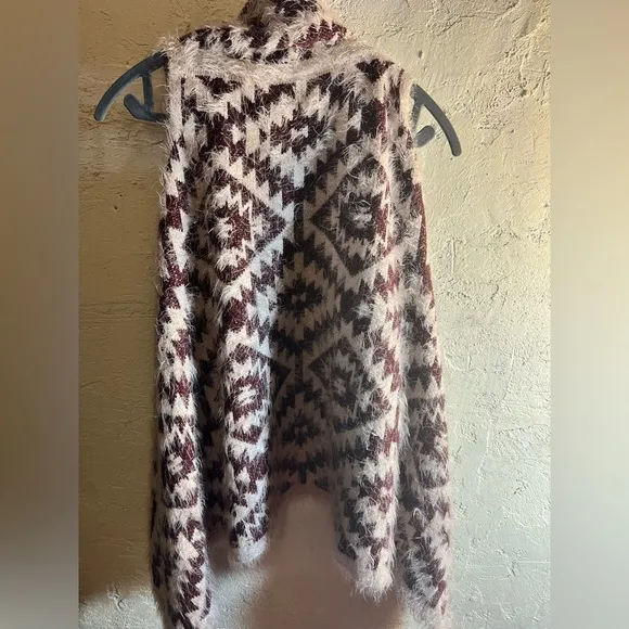Free People metal tag Cozy Beige Patterned Women's Sweater vest. PTP 21-22, EUC