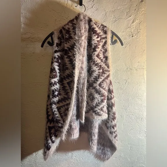 Free People metal tag Cozy Beige Patterned Women's Sweater vest. PTP 21-22, EUC