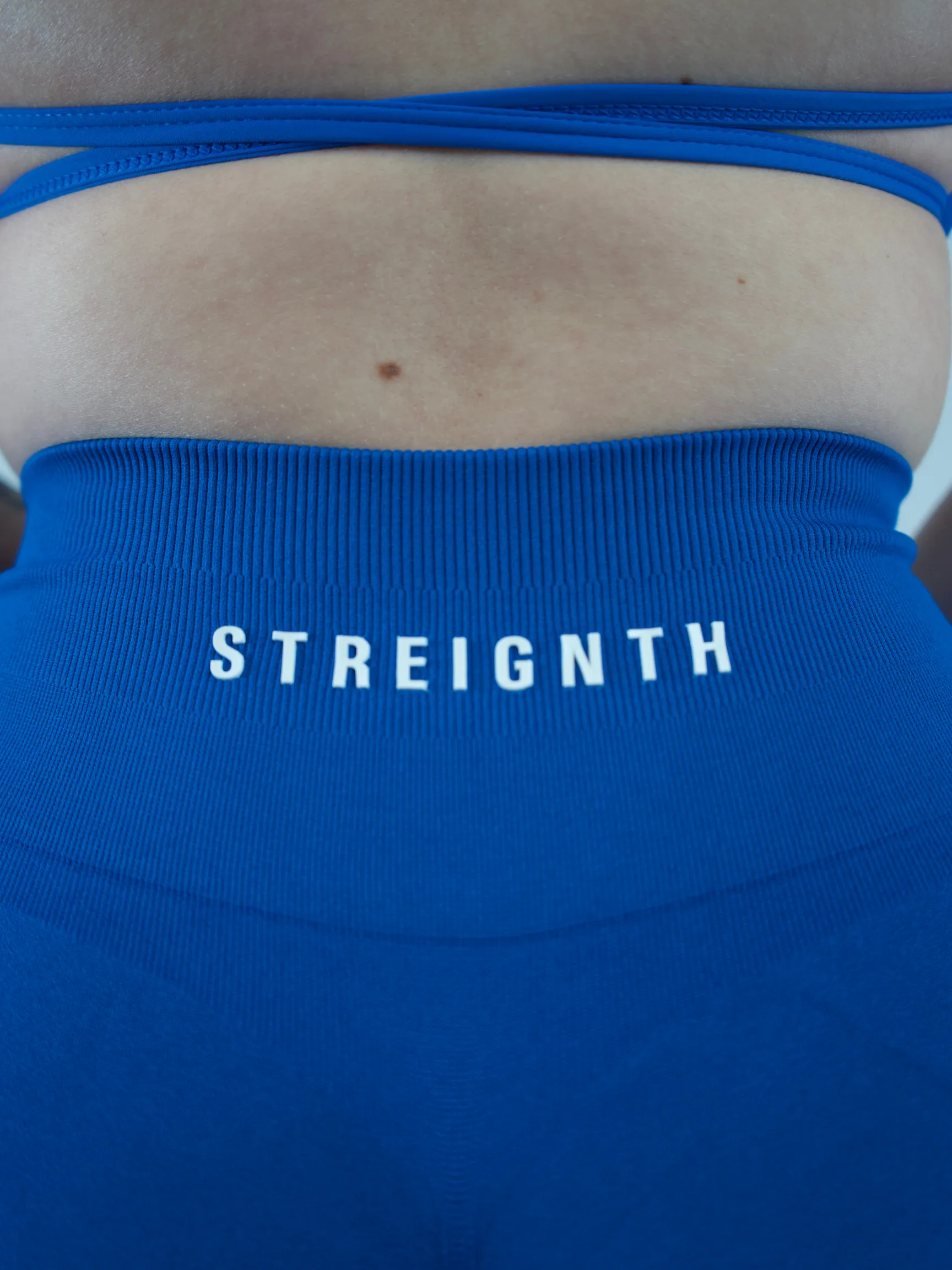 "STREIGNTH" SEAMLESS SCRUNCH SHORTS