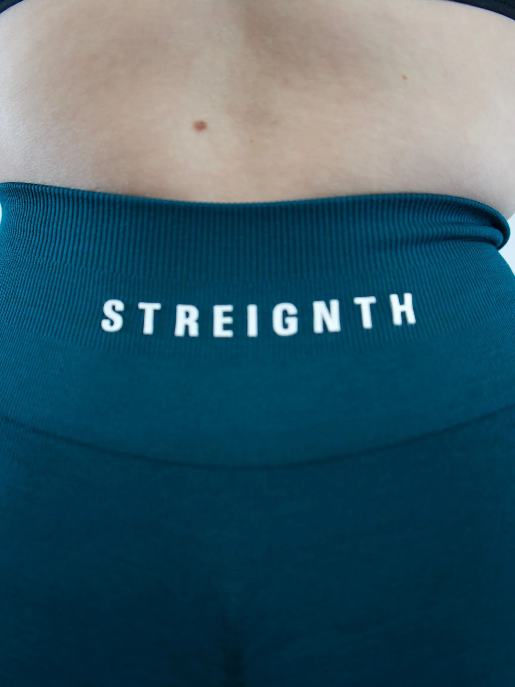 "STREIGNTH" SEAMLESS SCRUNCH SHORTS