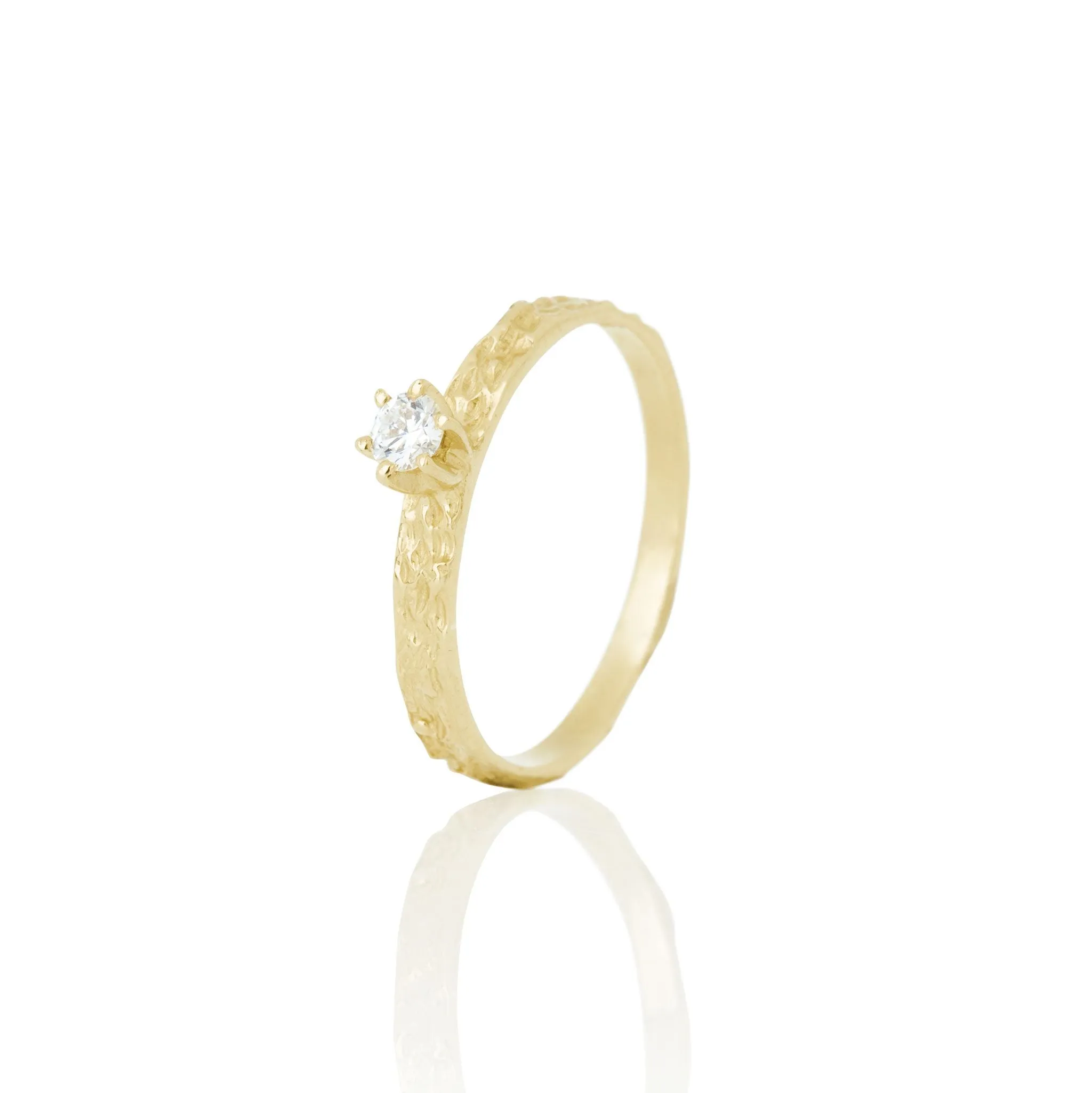 Women's diamond ring