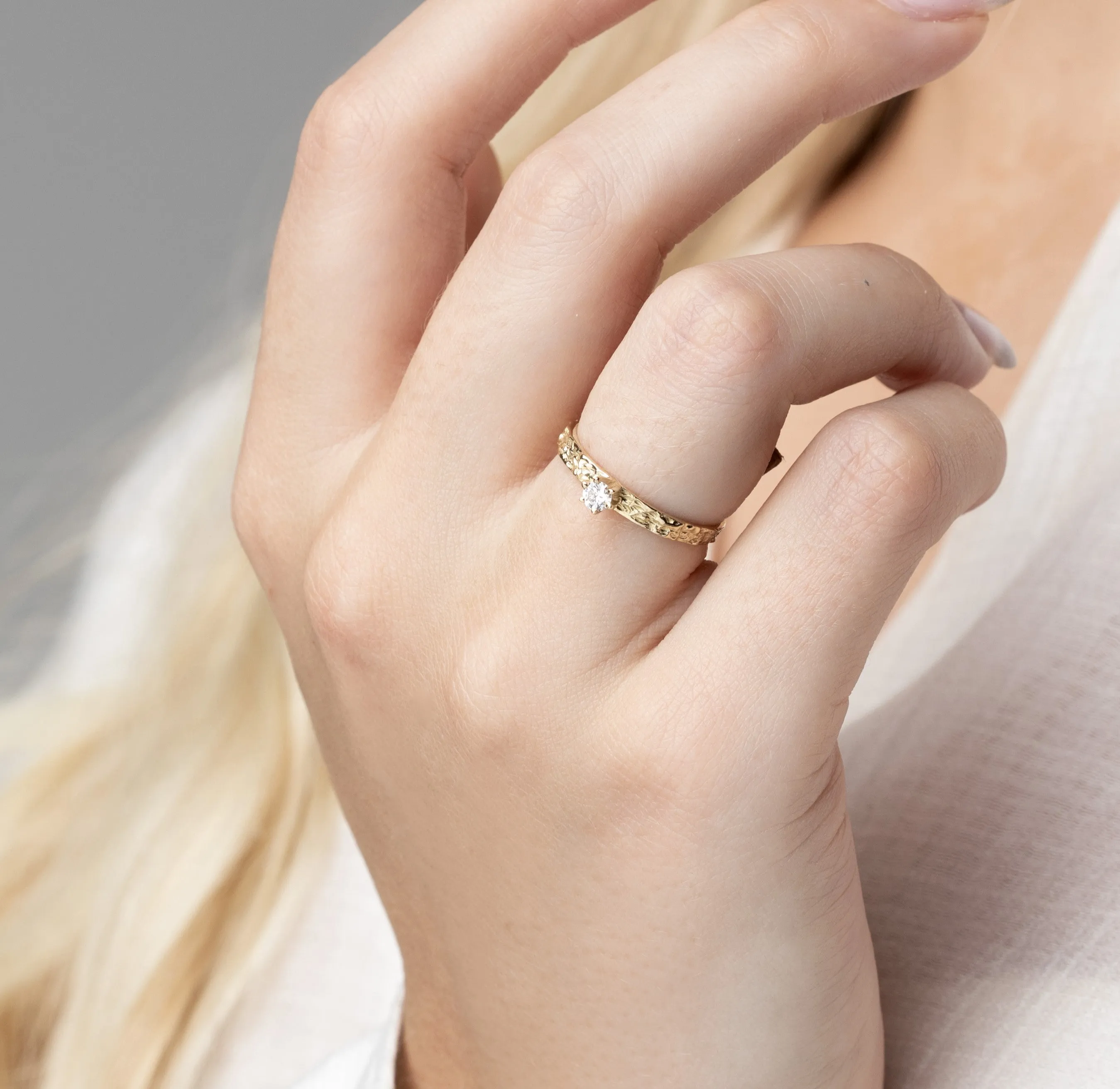 Women's diamond ring